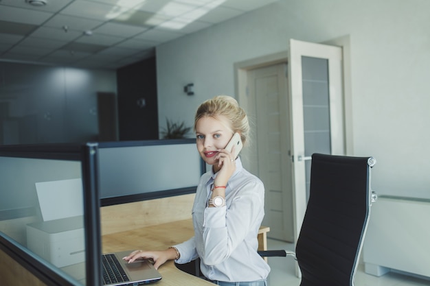 Mujer de negocios ocupada hablando por teléfono