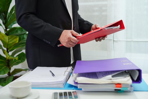 Mujer de negocios ocupada trabajando con documentos en la oficina