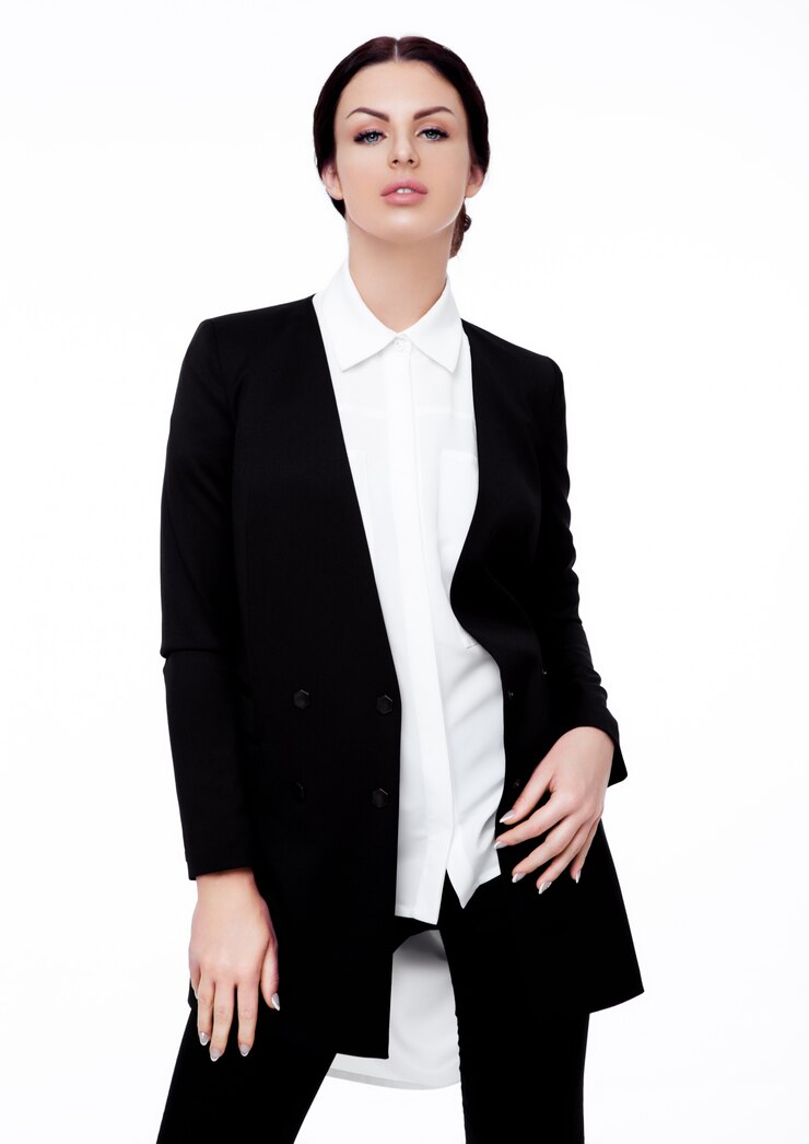 Foto mujer de negocios oficina chica de moda en traje negro.
