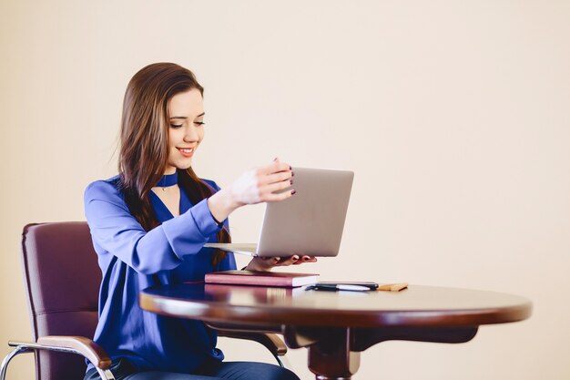 Mujer de negocios en la oficina detrás de la computadora portátil