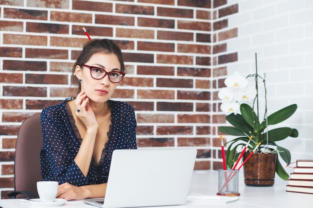 Mujer de negocios en la oficina y el escritorio con laptop