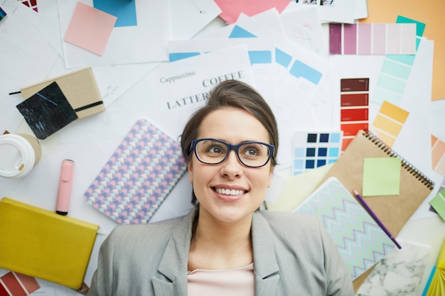 Mujer de negocios, en, oficina, lío