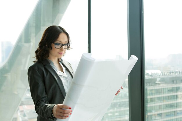 mujer de negocios, en, oficina, el mirar, plano