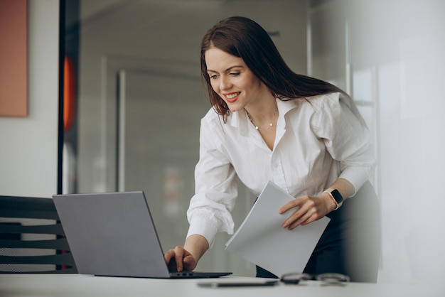 mujer de negocios, en, oficina, posición, por, un, computadora