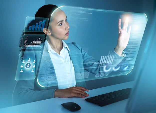Mujer de negocios oficina y prensa en holograma ui noche y pensar con programación tablero de instrumentos o gráficos Análisis de personas y tecnología de la información con futuro clic y transformación digital