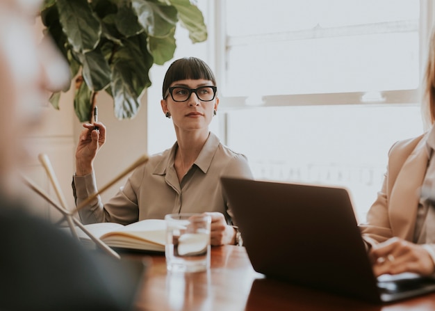 Mujer de negocios, en, un, oficina, reunión