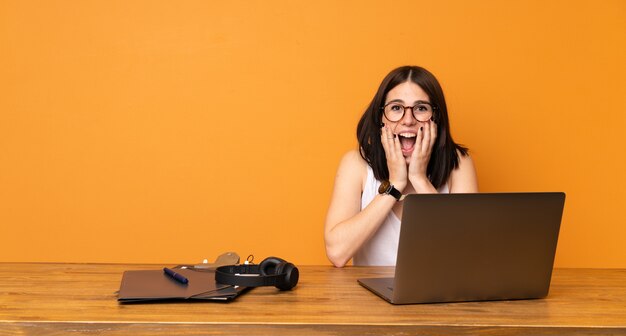 Mujer de negocios en una oficina con sorpresa y expresión facial conmocionada