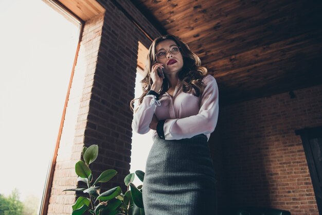 mujer de negocios, en, oficina, trabajando