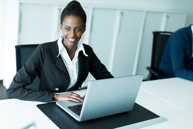 Foto mujer de negocios en la oficina