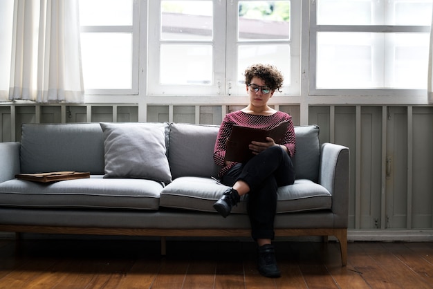 Mujer de negocios, en, oficina