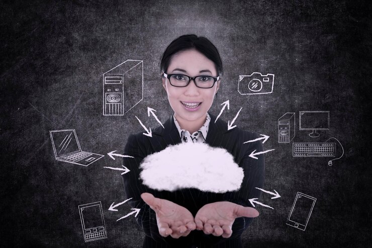 Foto una mujer de negocios ofrece computación en la nube