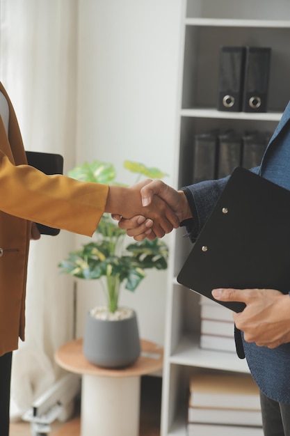 Mujer de negocios ofrece y da la mano para un apretón de mano en la oficina Entrevista de trabajo exitosa Solicite un préstamo en el banco Vendedor trabajador bancario o abogado Sacude para un acuerdo de negocio o venta Aumento de salario