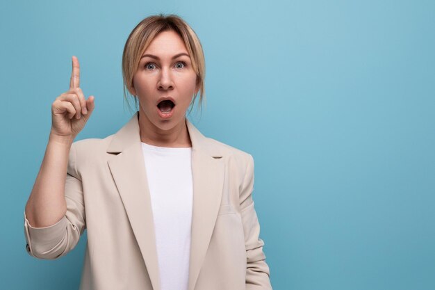 Mujer de negocios ordenada y bien cuidada con una chaqueta beige en un estudio