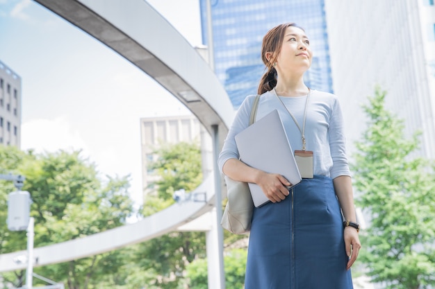 Mujer de negocios con ordenador portátil al aire libre