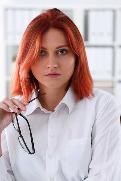 Mujer de negocios pelirroja con gafas