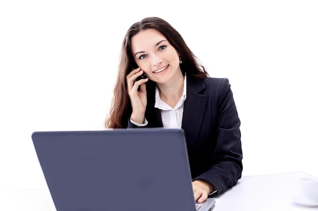 Mujer de negocios pensativa la oficina, la conversación por teléfono, sonriendo.