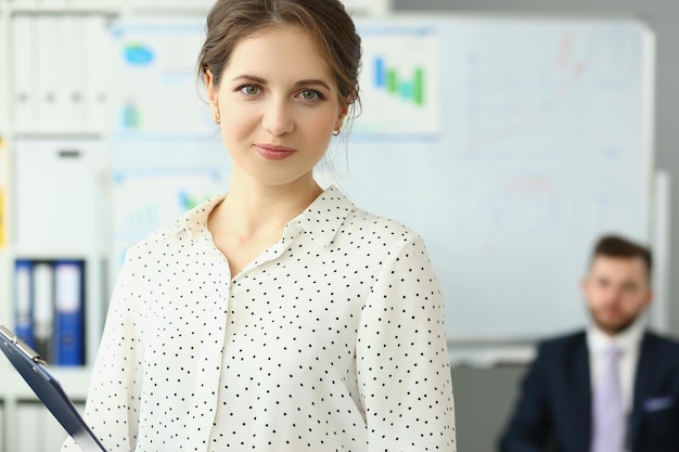 Mujer de negocios con personal y conferencia de negocios.