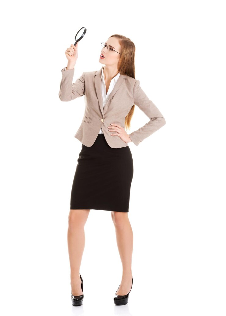 Foto mujer de negocios de pie contra un fondo blanco