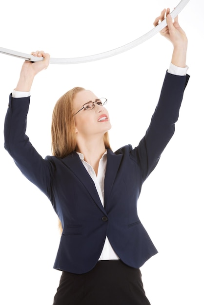 Foto mujer de negocios con una pipa contra un fondo blanco
