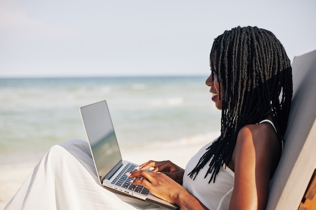 Mujer de negocios, en, playa