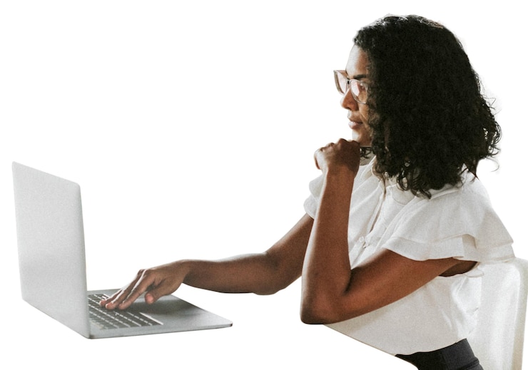 Foto mujer de negocios png usando el fondo transparente de la computadora portátil