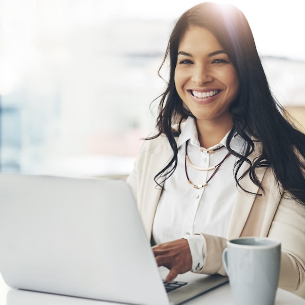 Mujer de negocios portátil y retrato en la oficina con visión de investigación en Internet y estrategia para los objetivos Computadora ejecutiva feliz y lluvia de ideas para el éxito de las ideas y la gestión del sitio web en el lugar de trabajo