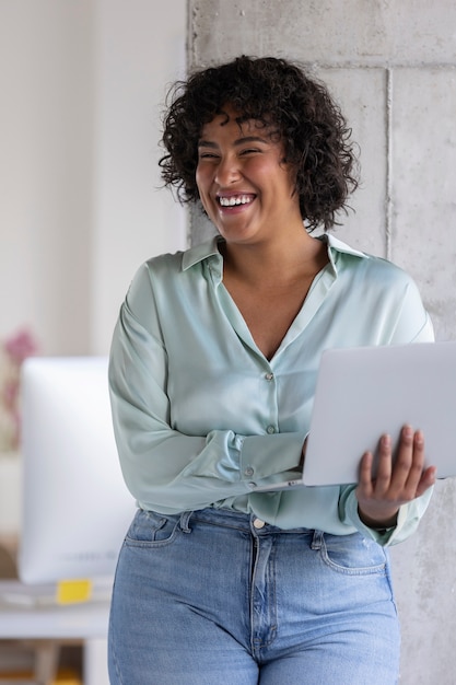 Foto mujer de negocios con portátil de tiro medio