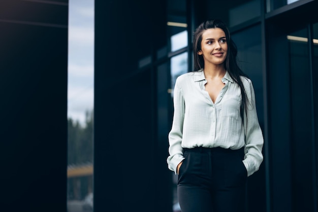 mujer de negocios, posición, por, el, edificio de oficinas