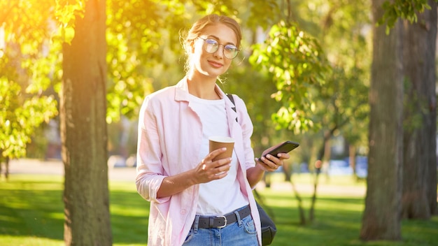 Mujer de negocios, posición, verano, parque, persona de negocios