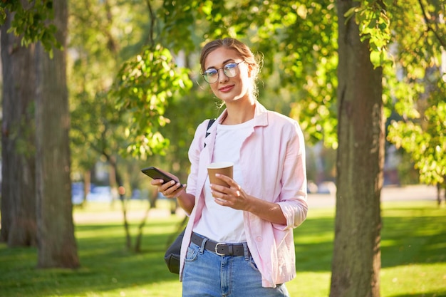 Mujer de negocios, posición, verano, parque, persona de negocios