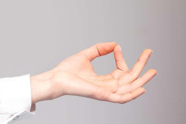 Mujer de negocios practicando yoga con gyan mudra gesto de la mano para la meditación
