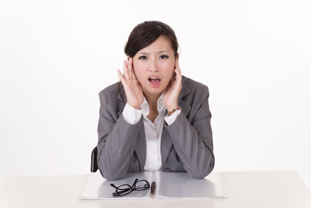 Mujer de negocios preocupada de Asia, retrato de portarretrato sobre fondo blanco.