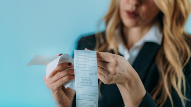 Foto mujer de negocios preocupada sosteniendo facturas inflación aumento de los costos