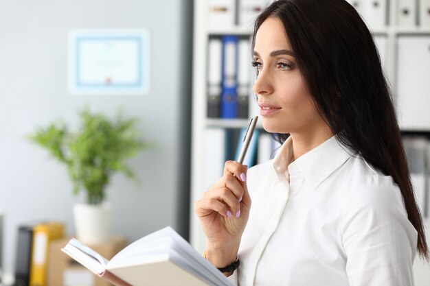 Mujer de negocios preocupada