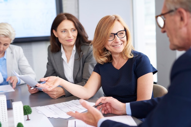 Mujer de negocios presentó nuevas soluciones