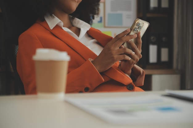 Mujer de negocios de primer plano que usa calculadora y computadora portátil para hacer finanzas matemáticas en estadísticas de contabilidad fiscal de escritorio de madera y concepto de investigación analítica