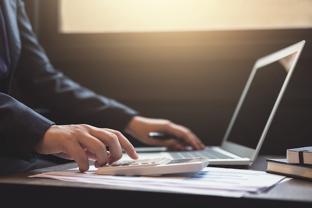 Mujer de negocios profesional que trabaja con la calculadora