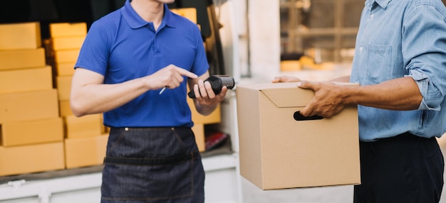 Mujer de negocios puesta en marcha emprendedora de pequeñas empresas SME éxito mujer independiente que trabaja en casa con entrega de paquetes en línea SME y concepto de entrega de embalaje