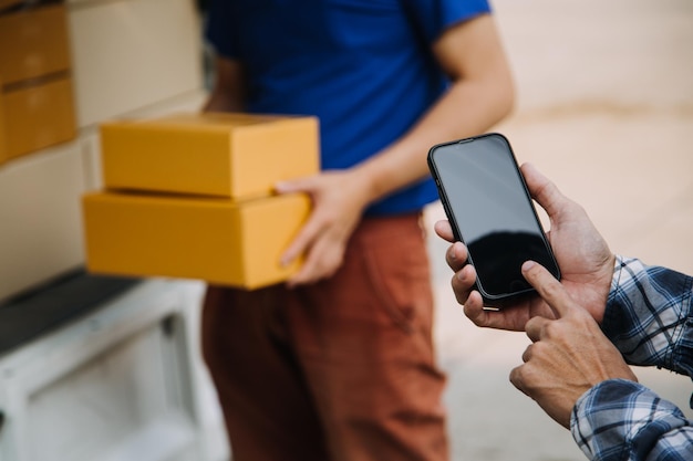 Mujer de negocios puesta en marcha emprendedora de pequeñas empresas SME éxito mujer independiente que trabaja en casa con entrega de paquetes en línea SME y concepto de entrega de embalaje