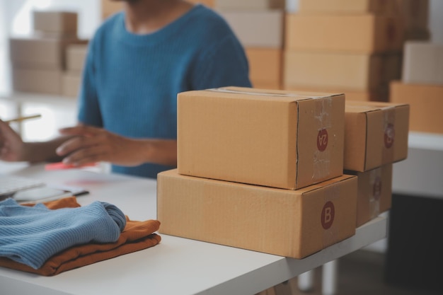 Mujer de negocios puesta en marcha emprendedora de pequeñas empresas SME éxito mujer independiente que trabaja en casa con entrega de paquetes en línea SME y concepto de entrega de embalaje