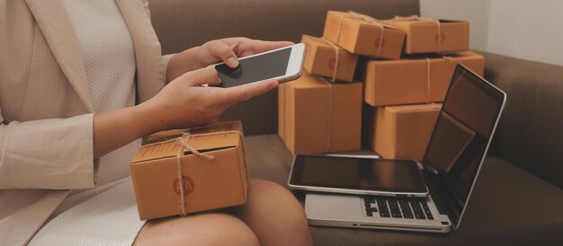 Mujer de negocios puesta en marcha emprendedora de pequeñas empresas SME éxito mujer independiente que trabaja en casa con entrega de paquetes en línea SME y concepto de entrega de embalaje