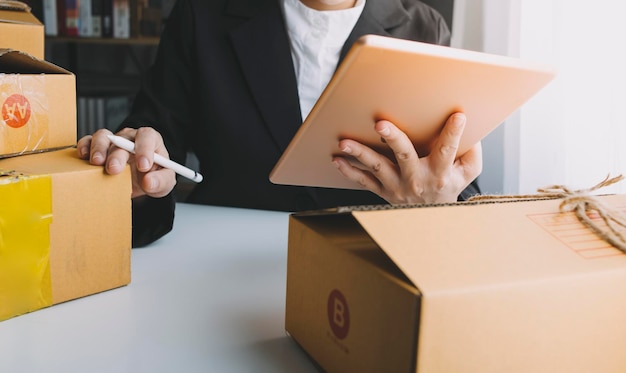 Mujer de negocios puesta en marcha emprendedora de pequeñas empresas SME éxito mujer independiente que trabaja en casa con entrega de paquetes en línea SME y concepto de entrega de embalaje