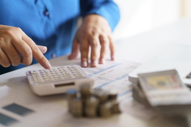 Mujer de negocios que calcula el estado financiero en la declaración y el pago en línea del impuesto sobre la renta de la calculadora
