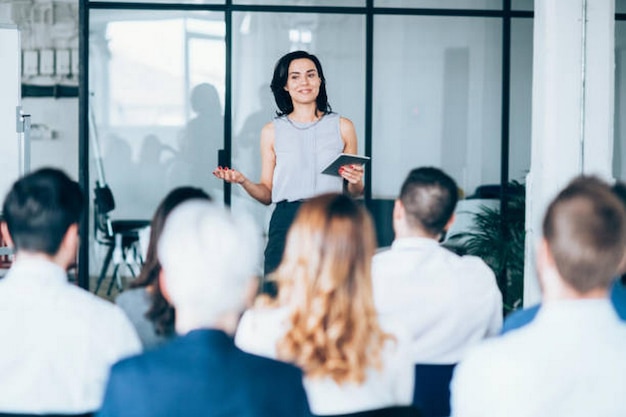 Mujer de negocios que dirige una clase de formación para profesionales
