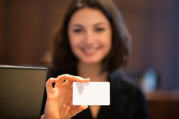 Mujer de negocios que muestra una tarjeta de visita en blanco