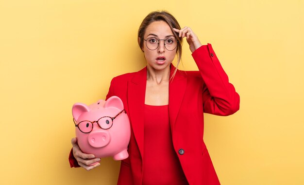 Mujer de negocios que parece sorprendida, dándose cuenta de un nuevo pensamiento, idea o concepto. concepto de alcancía