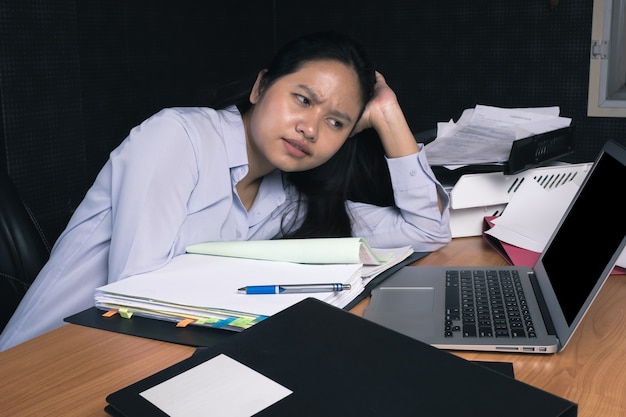 Mujer de negocios que se siente cansada durante el trabajo en la oficina