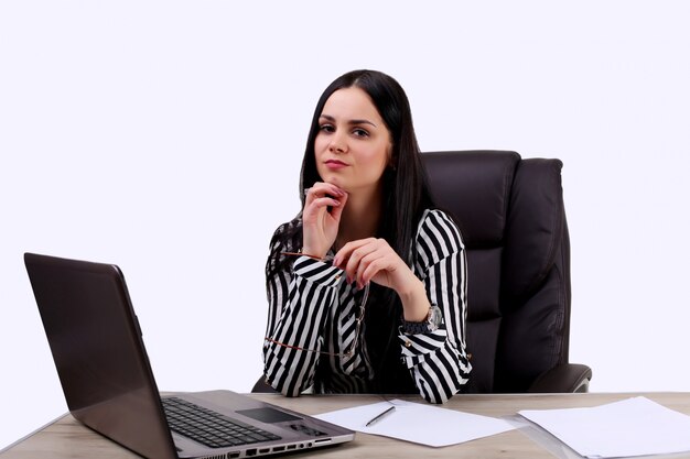 Mujer de negocios que se sorprende viendo noticias de internet en su computadora portátil