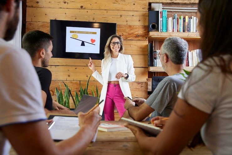 Foto la mujer de negocios que tiene una reunión con su equipo hace posible