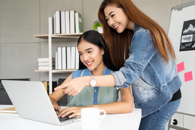 Mujer de negocios que trabaja y analiza cifras financieras en una tableta digital